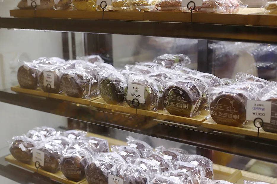 Packaged handmade choco pies displayed inside Ssuk’s Choco Pie Gwangju
