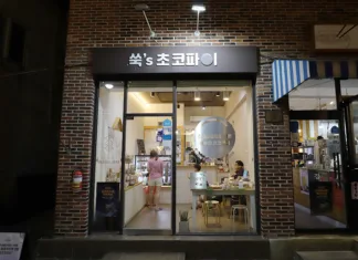 Discover Ssuk’s Choco Pie: A Gwangju Dessert Gem Ssuk’s Choco Pie storefront at 1913 Songjeong Station Market in Gwangju at night