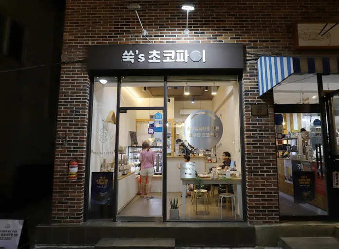 Ssuk’s Choco Pie storefront at 1913 Songjeong Station Market in Gwangju at night Ssuk’s Choco Pie storefront at 1913 Songjeong Station Market in Gwangju at night